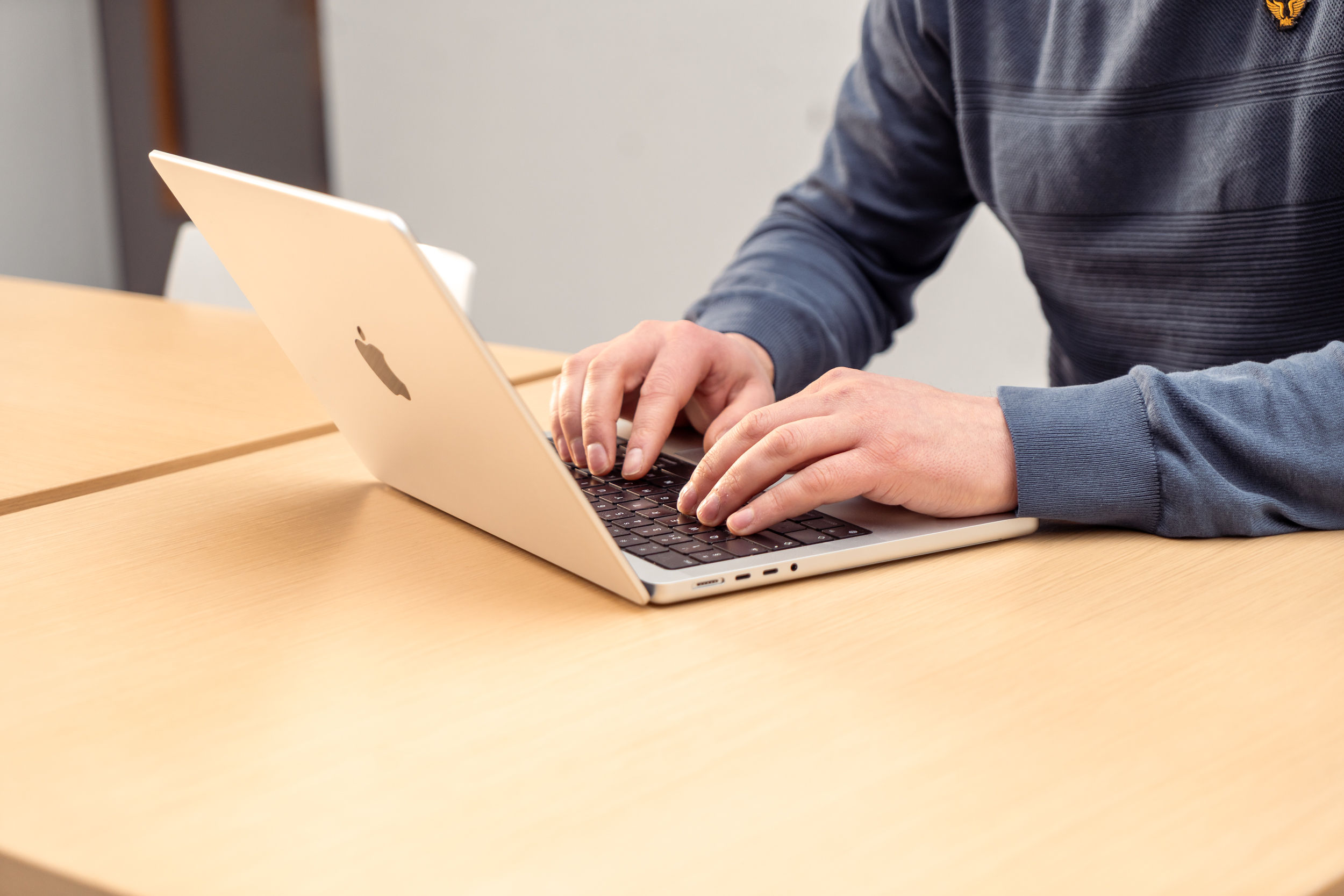 mederwerker MixCom bezig met headless wordpress