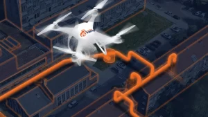 Uitsnede van het campagnebeeld voor Vanderkamp, waarin een drone over een woonwijk vliegt en een oranje stelsel van buizen projecteert die als omleiding dienen voor werkzaamheden aan een rioolgemaal.