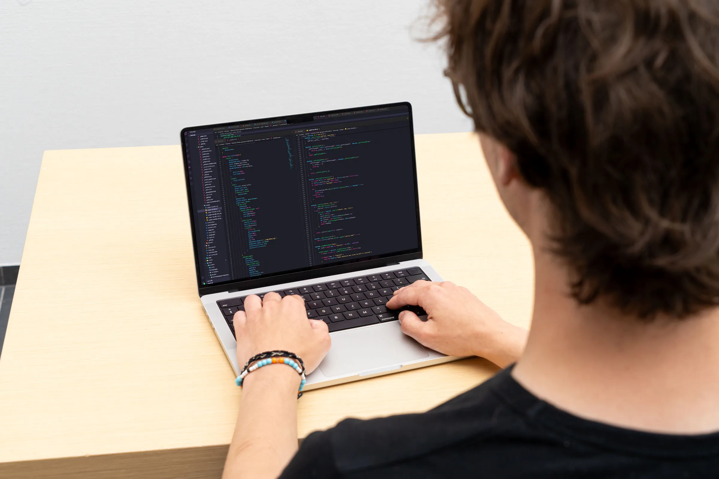 medewerker van developmentbureau MixCom bezig met maatwerk software.